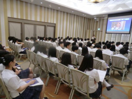 2学年が「県外進路研修」に行ってきました。