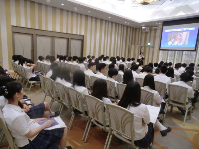 2学年が「県外進路研修」に行ってきました。