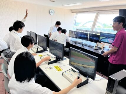 1年生が「県内進路研修」に行ってきました。