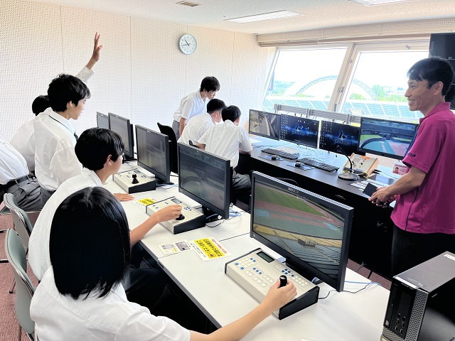 1年生が「県内進路研修」に行ってきました。
